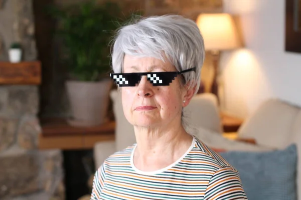 Mulher Sênior Óculos Pixel Sentada Casa Durante Quarentena — Fotografia de Stock