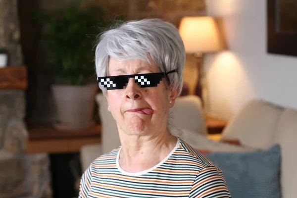 Ανώτερη Γυναίκα Γυαλιά Pixel Κάθεται Στο Σπίτι Κατά Διάρκεια Της — Φωτογραφία Αρχείου