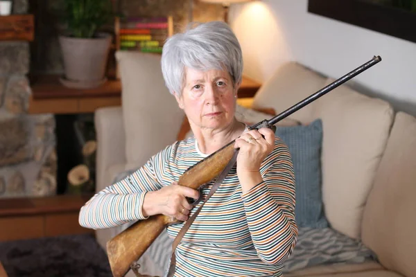 Ανώτερη Γυναίκα Κρατώντας Όπλο Κατά Διάρκεια Καραντίνας — Φωτογραφία Αρχείου