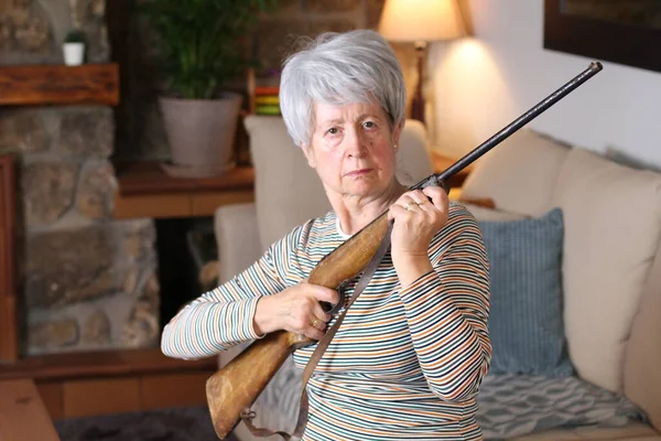 Donna Anziana Con Arma Mano Durante Quarantena — Foto Stock