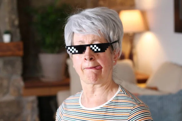 Ανώτερη Γυναίκα Γυαλιά Pixel Κάθεται Στο Σπίτι Κατά Διάρκεια Της — Φωτογραφία Αρχείου