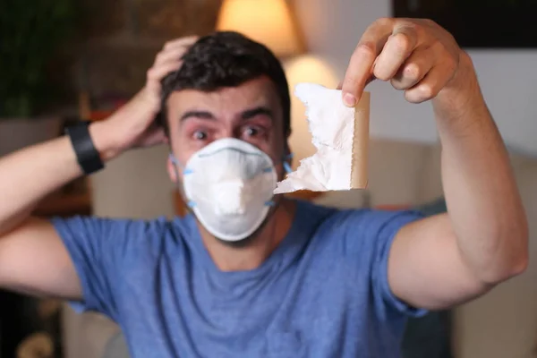 Close Retrato Belo Jovem Máscara Protetora Médica Com Rolo Papel — Fotografia de Stock