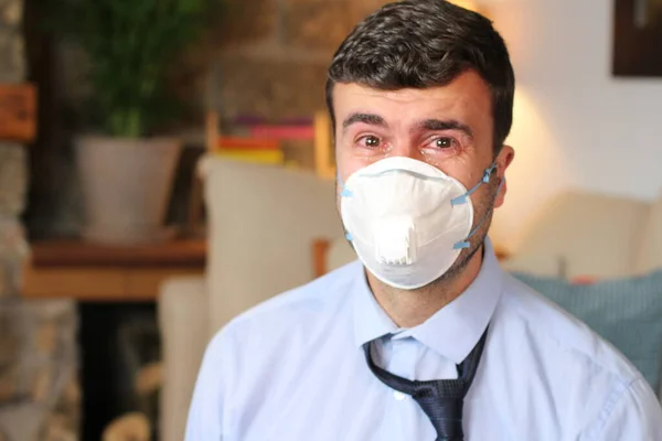 自己分離のための医療保護マスクにおけるハンサムな若いビジネスマンのクローズアップ肖像 — ストック写真