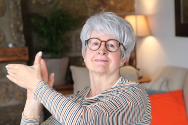 Son sınıf öğrencisi evde alkışlıyor.