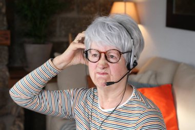 Kıdemli bayan tele pazarlamada çalışıyor. 