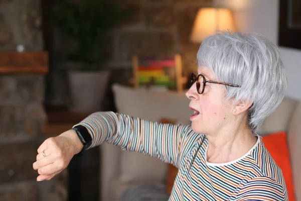 Signora Anziana Lamenta Della Puntualità — Foto Stock