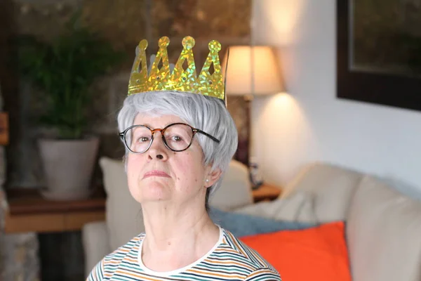 Femme Âgée Arrogante Portant Une Couronne — Photo