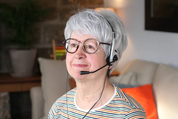 Signora Anziana Che Lavora Telemarketing — Foto Stock