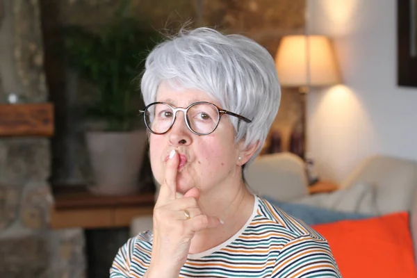 Enigmatica Donna Anziana Con Dito Sulle Labbra — Foto Stock