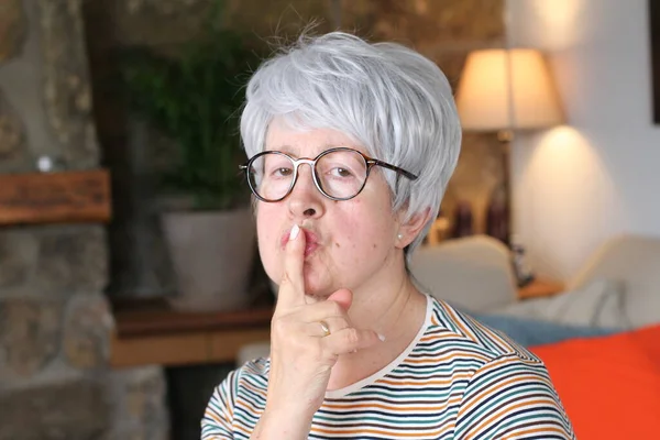 Αινιγματική Ηλικιωμένη Γυναίκα Δάχτυλο Στα Χείλη — Φωτογραφία Αρχείου
