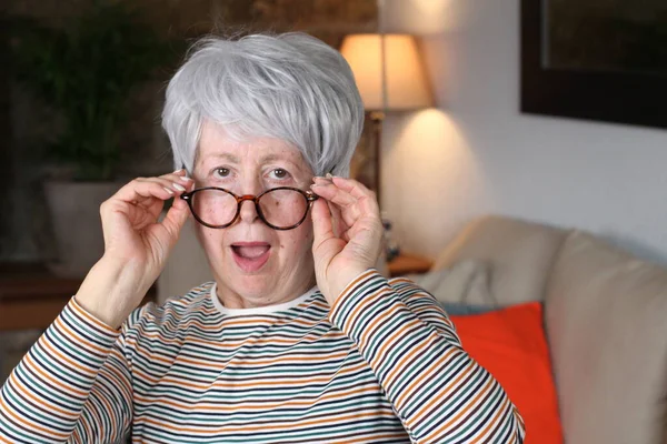Шокированная Пожилая Женщина Очках — стоковое фото