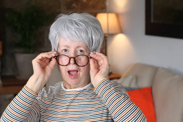 Mulher Idosa Chocada Com Óculos — Fotografia de Stock