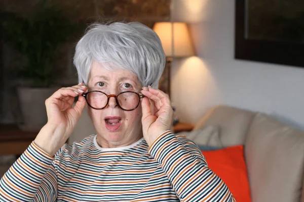 Σοκαρισμένη Ηλικιωμένη Γυναίκα Γυαλιά — Φωτογραφία Αρχείου