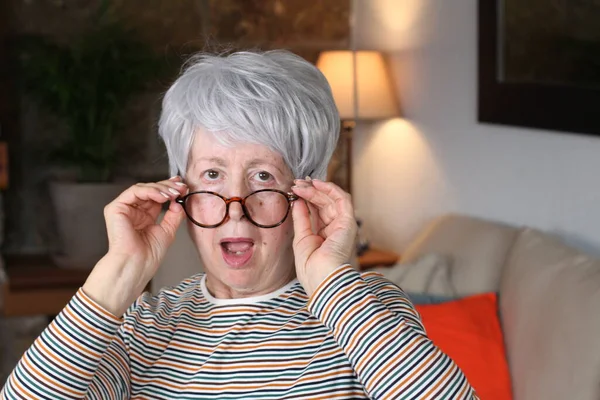 Femme Âgée Choquée Avec Des Lunettes — Photo