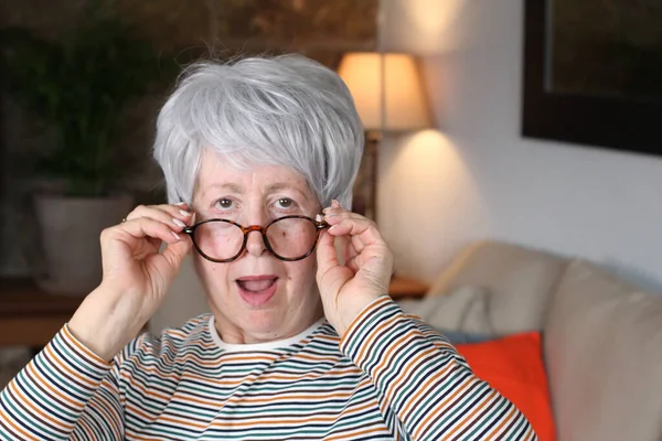 Zszokowana Starsza Kobieta Okularach — Zdjęcie stockowe