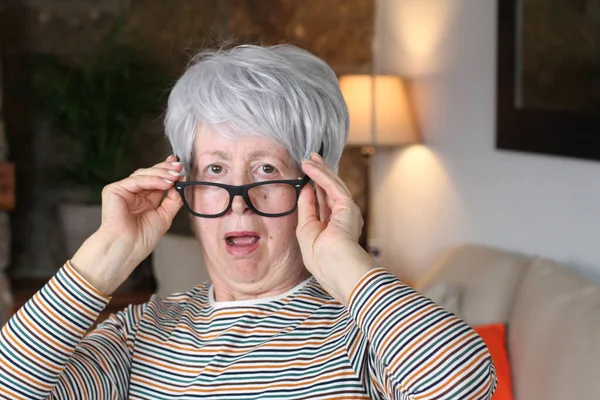 Mulher Idosa Chocada Com Óculos — Fotografia de Stock