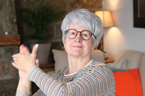 Mujer Mayor Aplaudiendo Casa — Foto de Stock