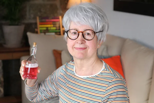 Femme Âgée Tenant Une Bouteille Élixir — Photo