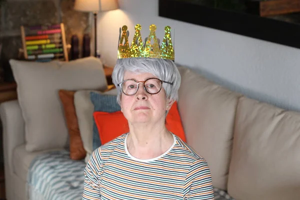 Mulher Idosa Arrogante Usando Uma Coroa — Fotografia de Stock
