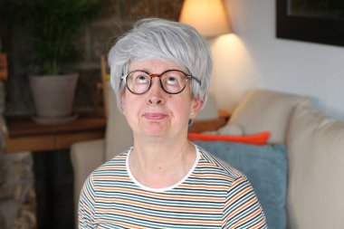 Kıdemli kadın gözlerini deviriyor.