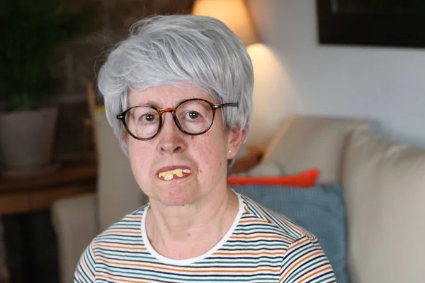 Старшая Женщина Плохими Зубами — стоковое фото