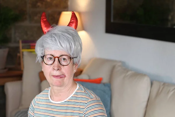 Senior Senhora Óculos Com Chifres Vermelhos Sentado Casa — Fotografia de Stock