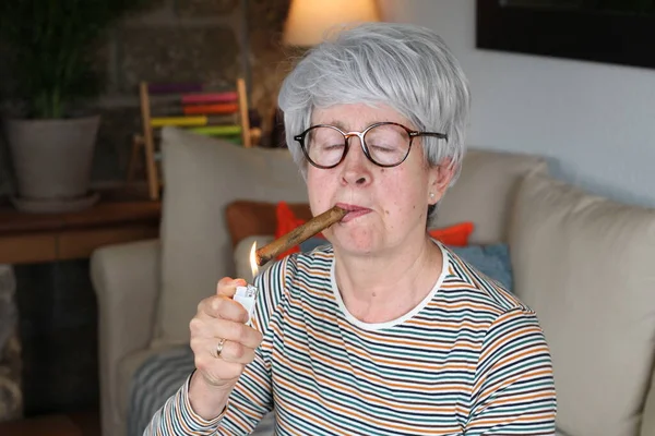Ηλικιωμένη Γυναίκα Καπνίζει Πούρο — Φωτογραφία Αρχείου