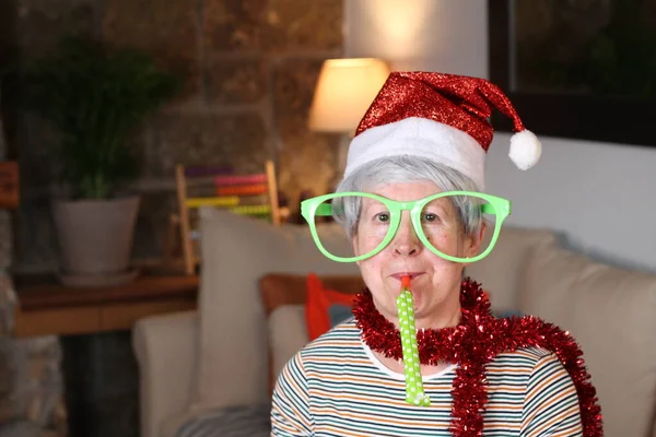 Mulher Sênior Usando Ventilador Festa Durante Natal — Fotografia de Stock