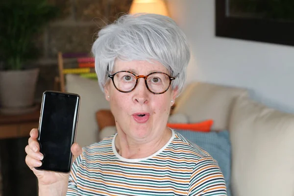 Sorpresa Donna Anziana Mostrando Schermo Del Cellulare — Foto Stock