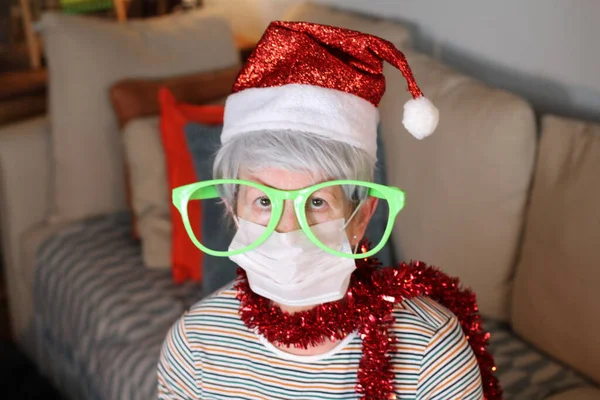 Starsza Kobieta Świętuje Boże Narodzenie Podczas Pandemii — Zdjęcie stockowe