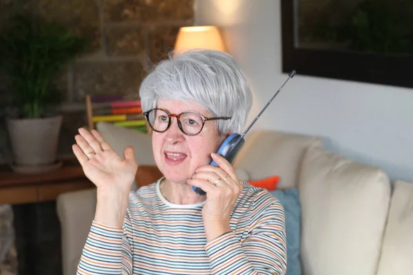 Любопытная Пожилая Женщина Стационарному Телефону — стоковое фото