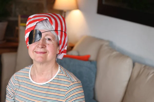 Starsza Kobieta Pirat Domu — Zdjęcie stockowe