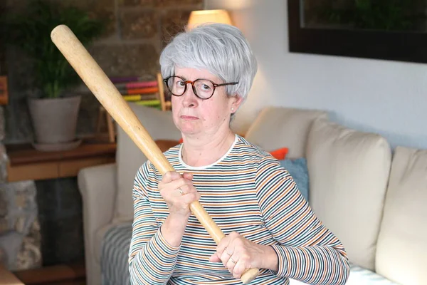 Starší Žena Držící Baseballovou Pálku — Stock fotografie