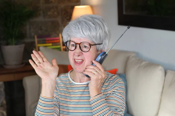 Носі Старша Жінка Використовуючи Стаціонарний Телефон — стокове фото