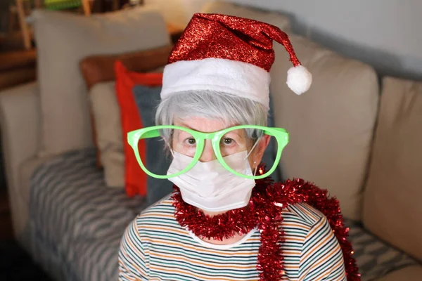Mulher Sênior Comemorando Natal Durante Pandemia — Fotografia de Stock