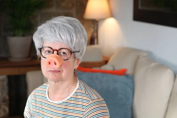 豚風の鼻を持つシニア女性 — ストック写真