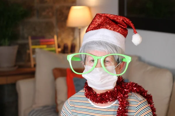 Femme Âgée Célébrant Noël Pendant Pandémie — Photo