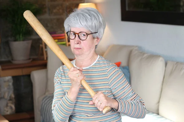 Старшая Женщина Бейсбольной Битой — стоковое фото