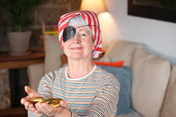 金貨を持つ上級海賊女性 — ストック写真