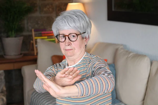 Ηλικιωμένη Γυναίκα Απορρίπτει Χέρια Χειρονομία — Φωτογραφία Αρχείου