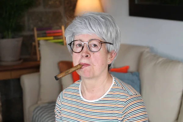 Старшая Женщина Курит Сигару — стоковое фото