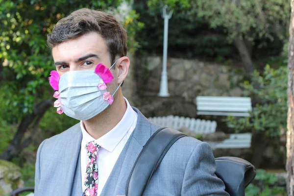 Homem Negócios Moda Usando Máscara Respiratória Excêntrica — Fotografia de Stock