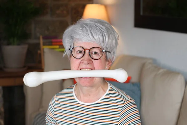 Ξεκαρδιστική Ηλικιωμένη Γυναίκα Που Κρατάει Κόκκαλο Στόμα — Φωτογραφία Αρχείου