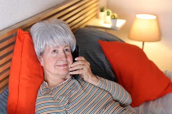Зрелая Серая Женщина Разговаривает Телефону Время Отдыха Постели Время Самоизоляции — стоковое фото