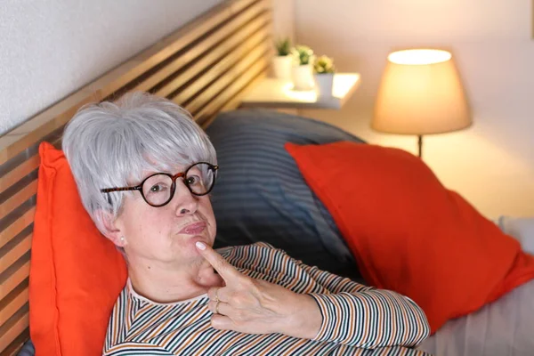 Olgun Gri Saçlı Kadın Evde Yalnızlık Çekerken Yatakta Dinlenirken Çenesine — Stok fotoğraf