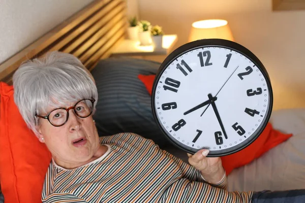 Mature Grey Haired Woman Showing Big Clock While Relaxing Bed — Stock Photo, Image