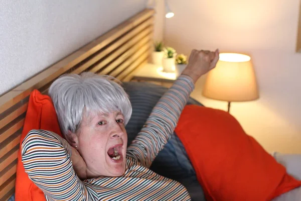 Reife Grauhaarige Frau Dehnt Sich Während Sie Sich Hause Bett — Stockfoto