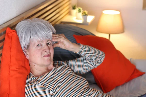 Femme Mûre Aux Cheveux Gris Couchée Lit Pendant Son Isolement — Photo