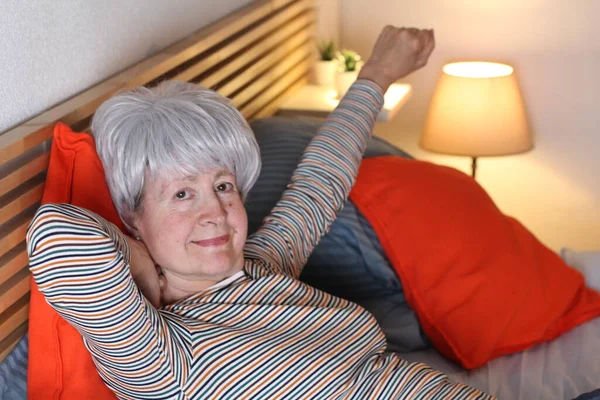 Olgun Gri Saçlı Kadın Evde Yalnızlık Çekerken Yatakta Geriniyor — Stok fotoğraf