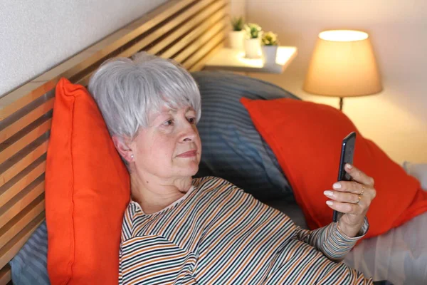 Ώριμη Γκρίζα Μαλλιά Γυναίκα Κάνει Βιντεοκλήση Smartphone Ενώ Χαλαρώνει Στο — Φωτογραφία Αρχείου